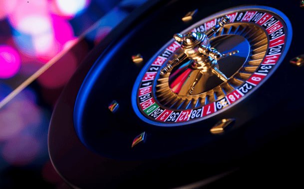 Antarmuka aplikasi mobile vplay89 menampilkan studio kasino langsung dengan blackjack dan roulette